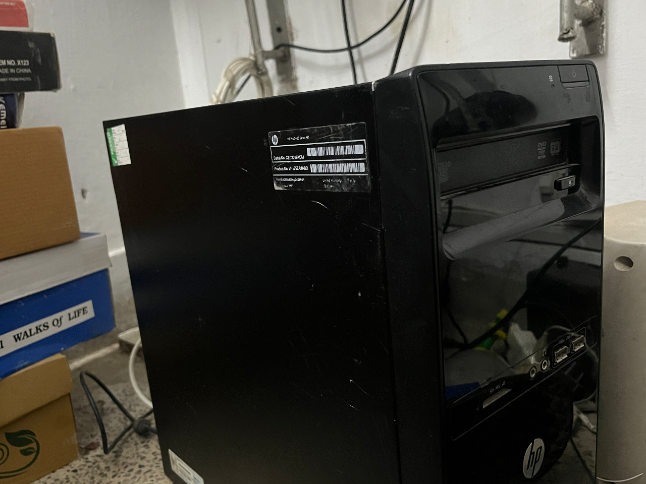 Hp desktop with lcd and keyboard and mouse
