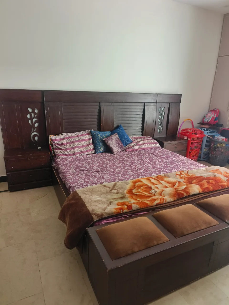 Bed set with side tables and dressing table