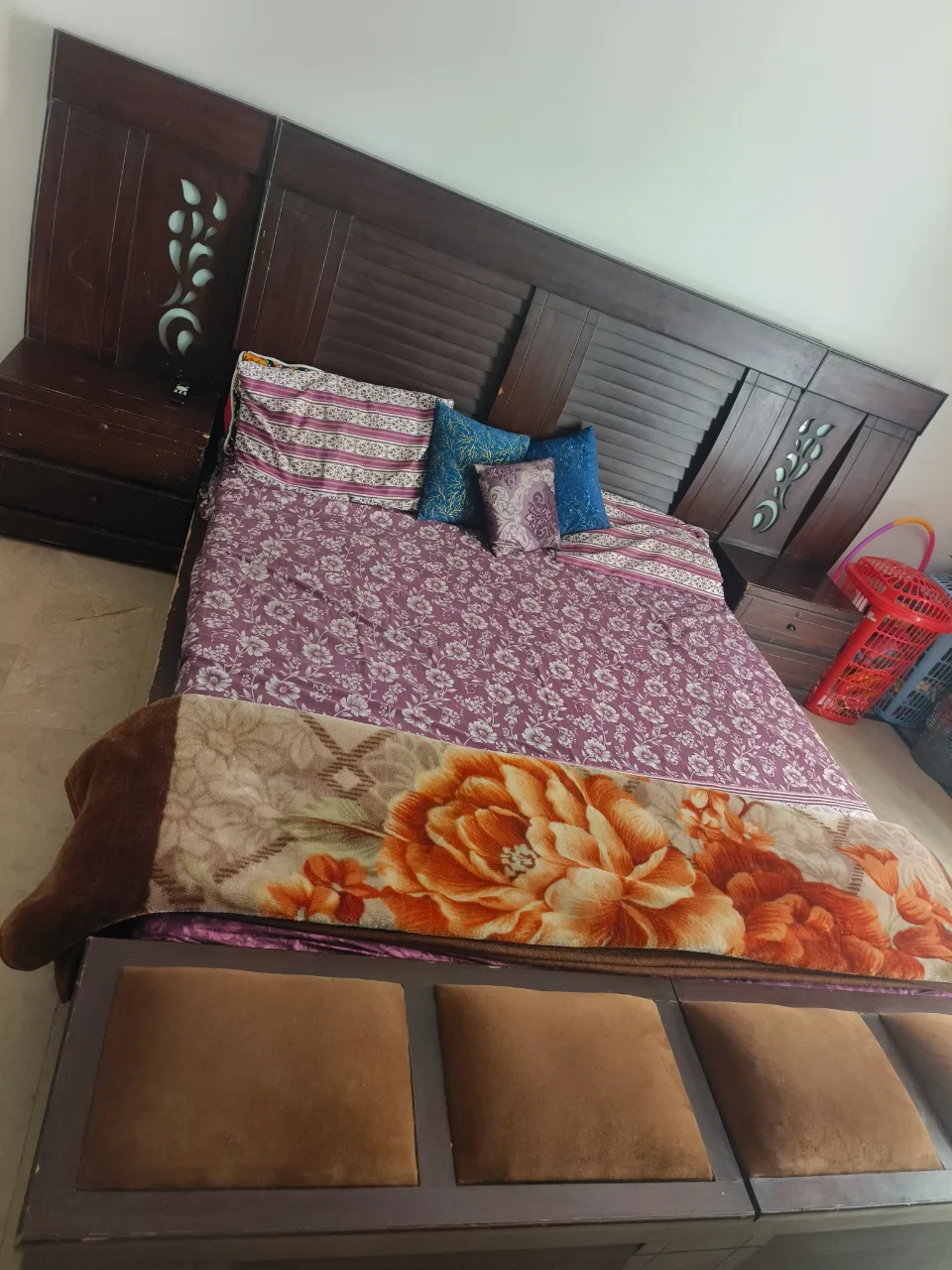 Bed set with side tables and dressing table
